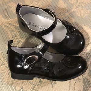 Black Patent Leather Maryjanes with Flower Detail